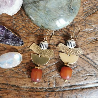 Boucles d'oreilles Cléopâtre os sculpté & ambre ancien