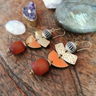 Boucles d'oreilles Cléopâtre martelées avec os sculpté & ambre ancien