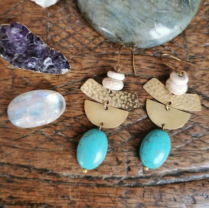 Boucles d'oreilles Cléopâtre martelées, howlite leu ovale & blanche