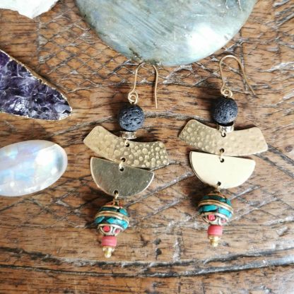 Boucles d'oreilles Cléopâtre martelées pierre de lave & perle Népalaise turquoise corail