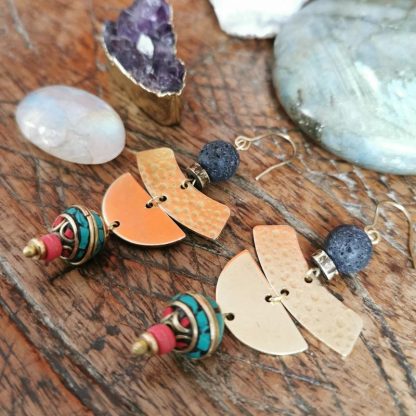 Boucles d'oreilles Cléopâtre pierre de lave & perle Népalaise turquoise corail