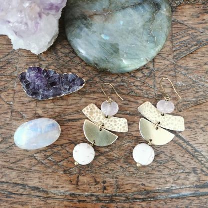 Boucles d'oreilles Cléopâtre martelées en quartz rose & howlite