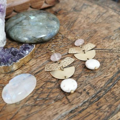 Boucles d'oreilles Cléopâtre en quartz rose & howlite