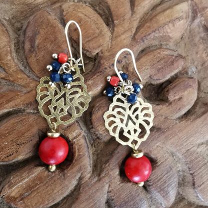 Boucles d'oreilles flowers grappes de pâte de verre et médaillon doré, pierre de corail. Baroque romantique,