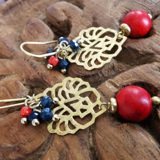 Boucles d'oreilles flowers grappes de pâte de verre et médaillon doré, pierre de corail. Baroque romantique, chic