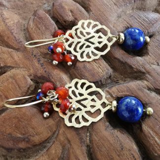 Boucles d'oreilles flowers grappes de cornaline et médaillon doré, pierre de lapis lazuli. Baroque romantique