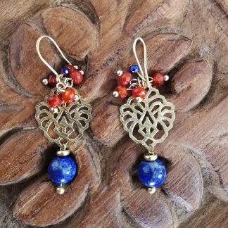Boucles d'oreilles flowers grappes de cornaline et médaillon doré, pierre de lapis lazuli. Baroque romantique, chic