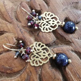 Boucles d'oreilles flowers grappes de grenat, quartz à rutiles et médaillon doré pierre de soleil bleue. Baroque romantique