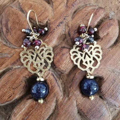 Boucles d'oreilles flowers grappes de grenat, quartz à rutiles et médaillon doré pierre de soleil bleue. Baroque romantique