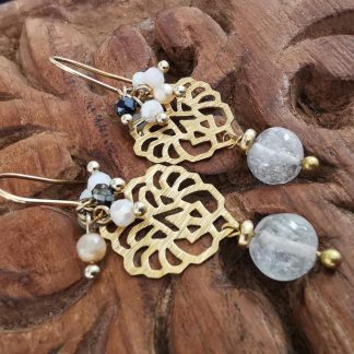Boucles d'oreilles flowers grappes de pâte de verre, perles et médaillon doré pierre quartz blanc. Baroque romantique