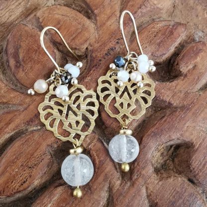 Boucles d'oreilles flowers grappes de pâte de verre, perles et médaillon doré pierre quartz blanc. Baroque romantique, chic