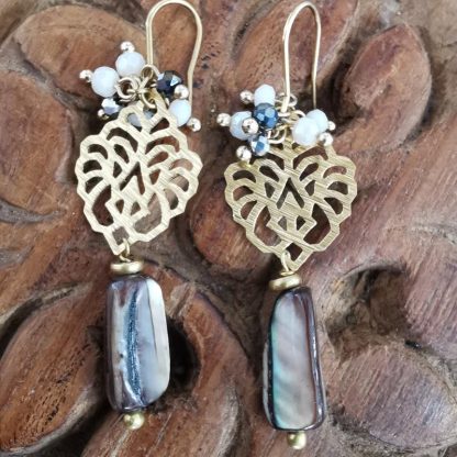 Boucles d'oreilles flowers grappes de pâte de verre et médaillon doré perles Abalone. Baroque romantique, chic