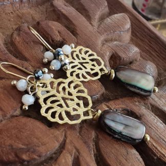 Boucles d'oreilles flowers grappes de pâte de verre et médaillon doré perles Abalone. Baroque romantique, chic