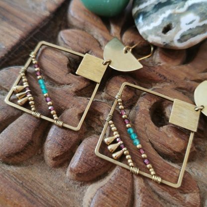 Boucles d'oreilles géométriques, style ethnique. Pierres fines grenat & onyx vert