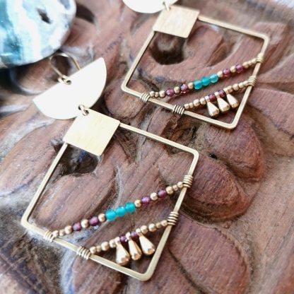 Boucles d'oreilles géométriques,ethnique. Pierres fines grenat & onyx vert détails