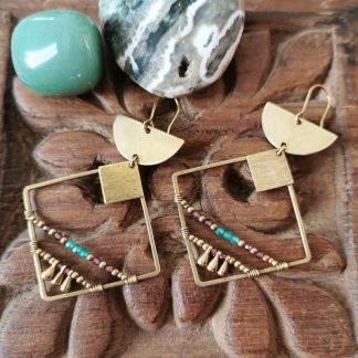 Boucles d'oreilles géométriques,ethnique. Pierres fines grenat & onyx vert