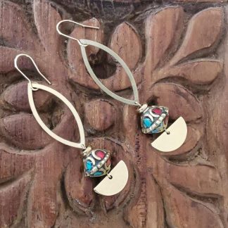 Boucles d'oreilles de forme allongée demi-lune, perles traditionnelles Népalaise marqueterie turquoise & corail details