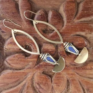 Boucles d'oreilles allongée demi-lune, perles traditionnelles Népalaise marqueterie lapis lazuli