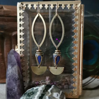 Boucles d'oreilles de forme allongée demi-lune, perles traditionnelles Népalaise marqueterie de lapis lazuli