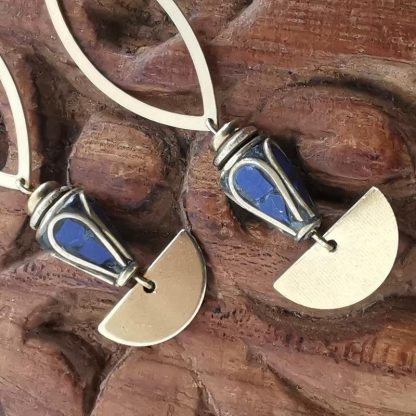 Boucles d'oreilles de forme allongée demi-lune, perles traditionnelles Népalaise marqueterie lapis lazuli zoom