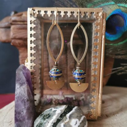 Boucles d'oreilles de forme allongée demi-lune, perles traditionnelles Népalaise marqueterie de lapis lazuli & turquoise