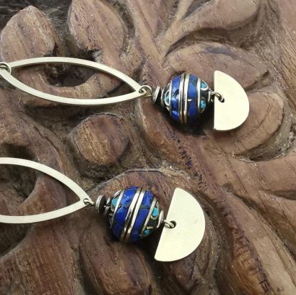 Boucles d'oreilles de forme allongée demi-lune, perles traditionnelles Népalaise marqueterie lapis lazuli & turquoise zoom
