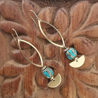 Boucles d'oreilles allongée demi-lune, perles traditionnelles Népalaise marqueterie turquoise