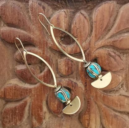 Boucles d'oreilles allongée demi-lune, perles traditionnelles Népalaise marqueterie turquoise