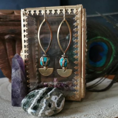 Boucles d'oreilles de forme allongées demi-lune, perles traditionnelles Népalaise marqueterie de turquoise