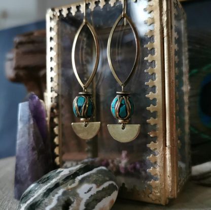 Boucles d'oreilles allongées demi-lune, perles traditionnelles Népalaise marqueterie de turquoise