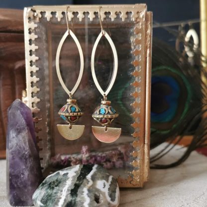 Boucles d'oreilles de forme allongée demi-lune, perles marqueterie turquoise & corail