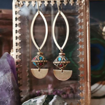 Boucles d'oreilles de forme allongée demi-lune, perles traditionnelles Népalaise marqueterie turquoise & corail