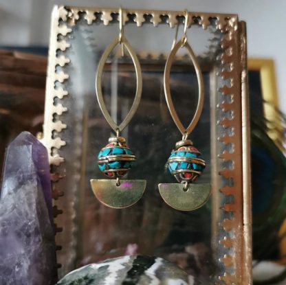 Boucles d'oreilles de forme allongée demi-lune, perles traditionnelles Népalaise turquoise & corail