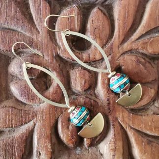 Boucles d'oreilles de forme allongée demi-lune, perles traditionnelles Népalaise turquoise & corail
