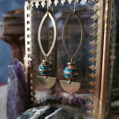 Boucles d'oreilles allongée demi-lune, perles traditionnelles Népalaise turquoise & corail