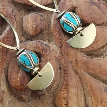 Boucles d'oreilles allongée demi-lune, perles traditionnelles Népalaise marqueterie turquoise zoom