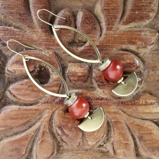 Boucles d'oreilles allongée demi-lune, perles d'ambre rouge ancien & disque de bronze ancien