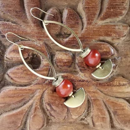 Boucles d'oreilles allongée demi-lune, perles d'ambre rouge ancien & disque de bronze ancien