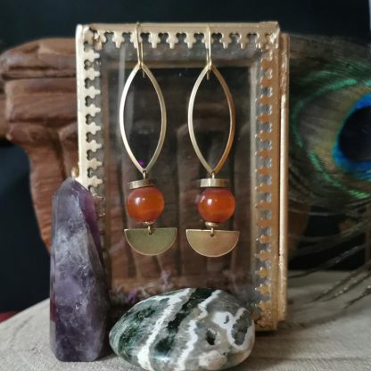 Boucles d'oreilles allongée demi-lune, perles d'ambre rouge ancien & disque de bronze
