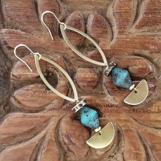 Boucles d'oreilles allongée demi-lune, perles de pâte de verre bleue ancienne