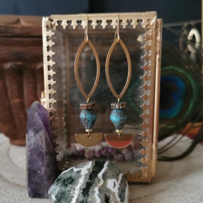 Boucles d'oreilles allongée demi-lune, perles de pâte de verre bleue