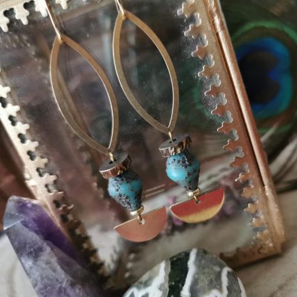 Boucles d'oreilles allongée demi-lune, perles de pâte de verre bleue ancienne zoom