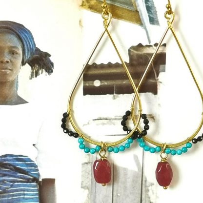 Longues boucles d'oreilles goutte multi-pierres fines, dentelle, jade rubis, spinel, howlite bleue, details.