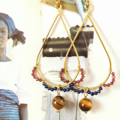 Longues boucles d'oreilles goutte multi-pierres fines, dentelle, oeil de tigre, lapis lazuli & grenat, details.