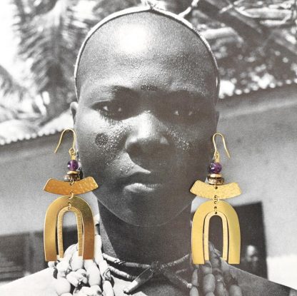 Boucles d'oreilles gold rainbows, arch, modernes, pierres fines d'améthyste