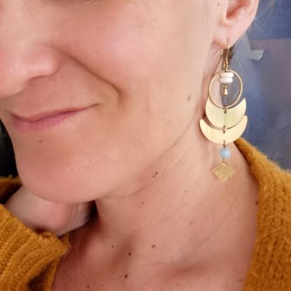 Grande boucles d'oreilles calcédoine clear moons portées