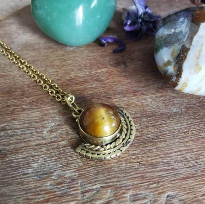 Pendentif Linoa en œil de tigre avec chaine en acier inoxydable zoom