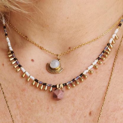 Accumulation, du ras de cou Royal et du collier pendentif Linoa. Collier femme