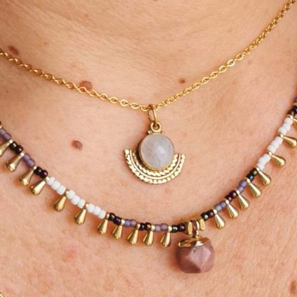 Accumulation, du ras de cou Royal et du collier pendentif Linoa en pierre de lune