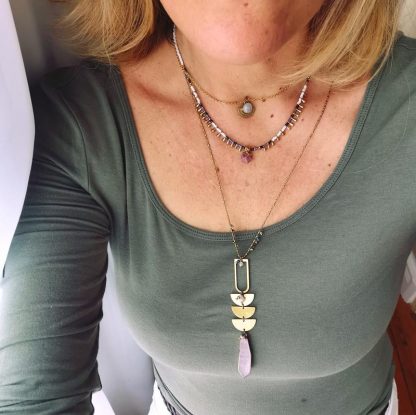 Accumulation, sautoir , collier royal rhodochrosite et pendentif pierre de lune Linoa.